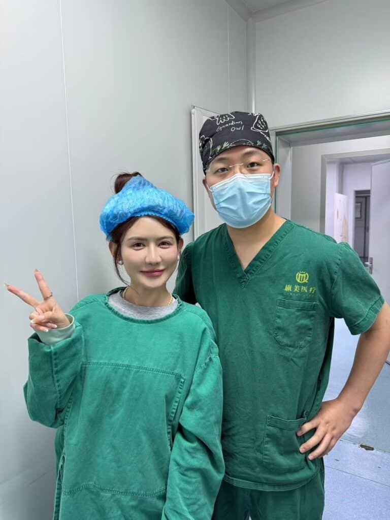 คุณหมอ Dr. You แห่งโรงพยาบาล Shanghai Qimei ขณะทำการผ่าตัดเสริมจมูกซี่โครงให้คนไข้ชาวไทย ด้วยความพิถีพิถันและเทคนิคเฉพาะตัวที่เชี่ยวชาญ (ภาพจากห้องผ่าตัดจริงในเซี่ยงไฮ้)